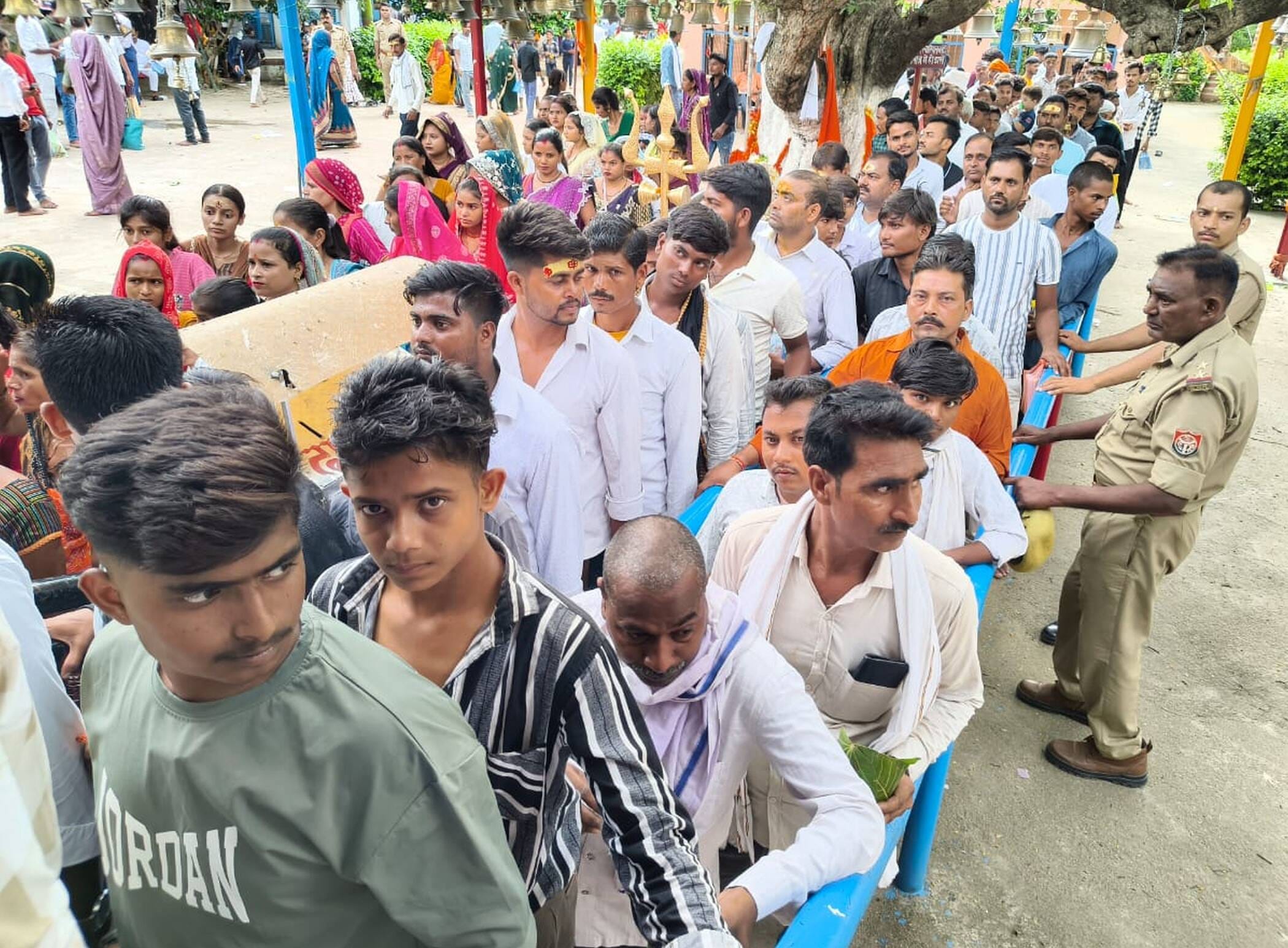 फोटो-22-तांबेश्वर मंदिर में जलाभिषेक करते भक्त। संवाद फोटो-22-तांबेश्वर मंदिर में जलाभिषेक करते भक्त। संवाद