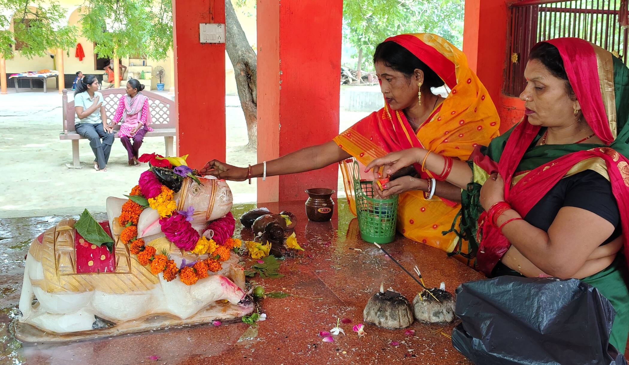 फोटो-22-तांबेश्वर मंदिर में जलाभिषेक करते भक्त। संवाद फोटो-22-तांबेश्वर मंदिर में जलाभिषेक करते भक्त। संवाद