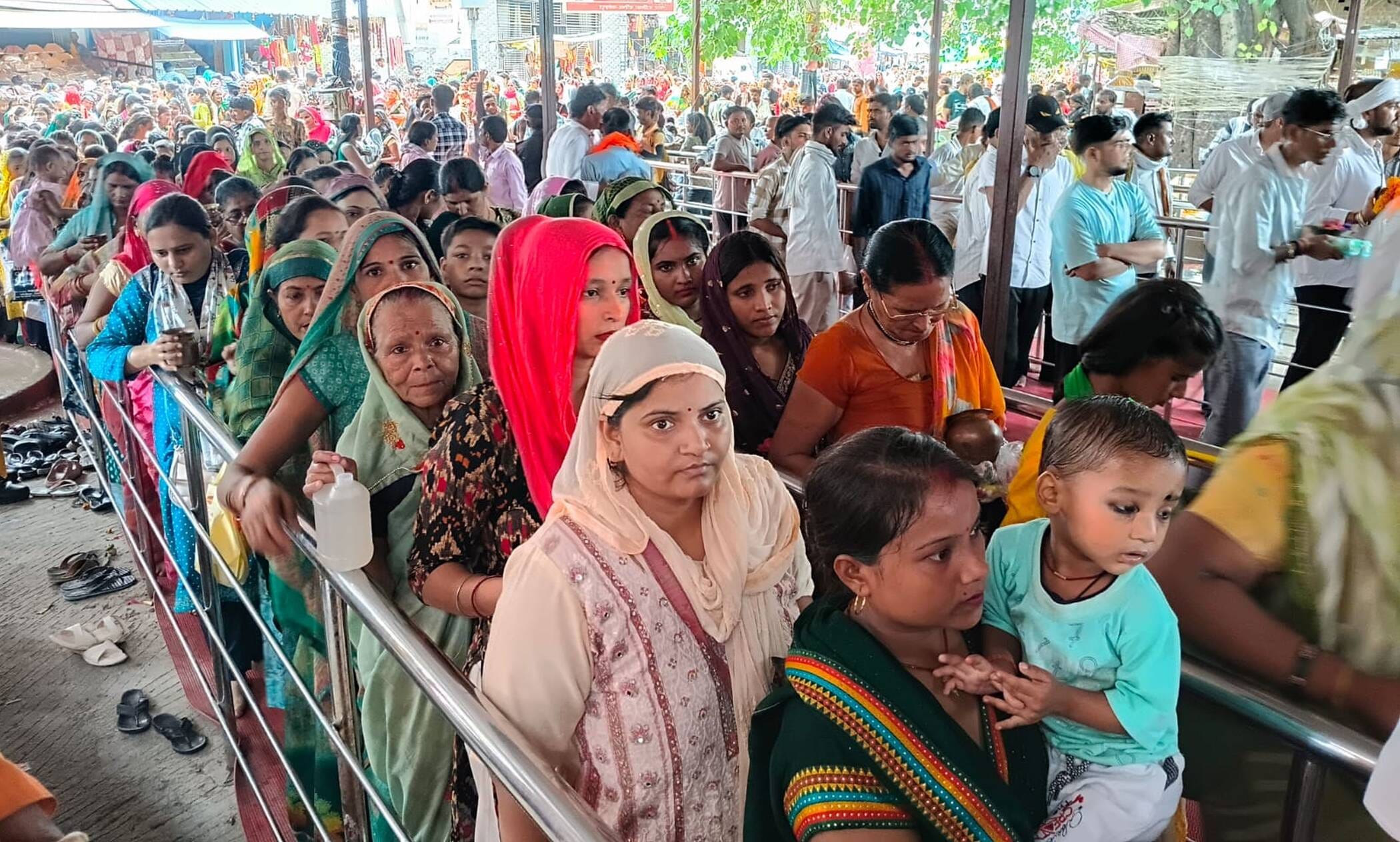 फोटो-22-तांबेश्वर मंदिर में जलाभिषेक करते भक्त। संवाद फोटो-22-तांबेश्वर मंदिर में जलाभिषेक करते भक्त। संवाद