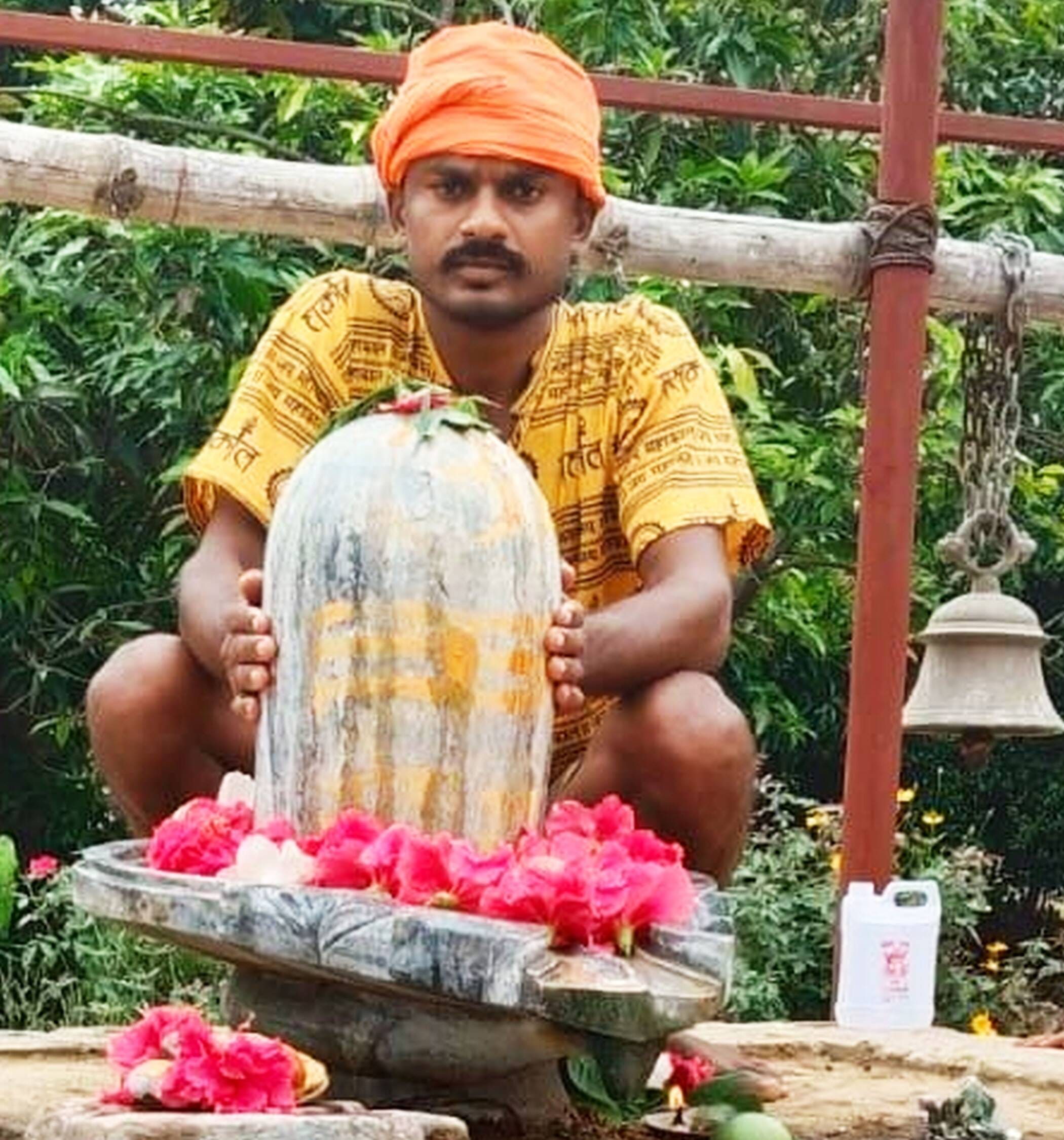 फोटो-22-तांबेश्वर मंदिर में जलाभिषेक करते भक्त। संवाद फोटो-22-तांबेश्वर मंदिर में जलाभिषेक करते भक्त। संवाद