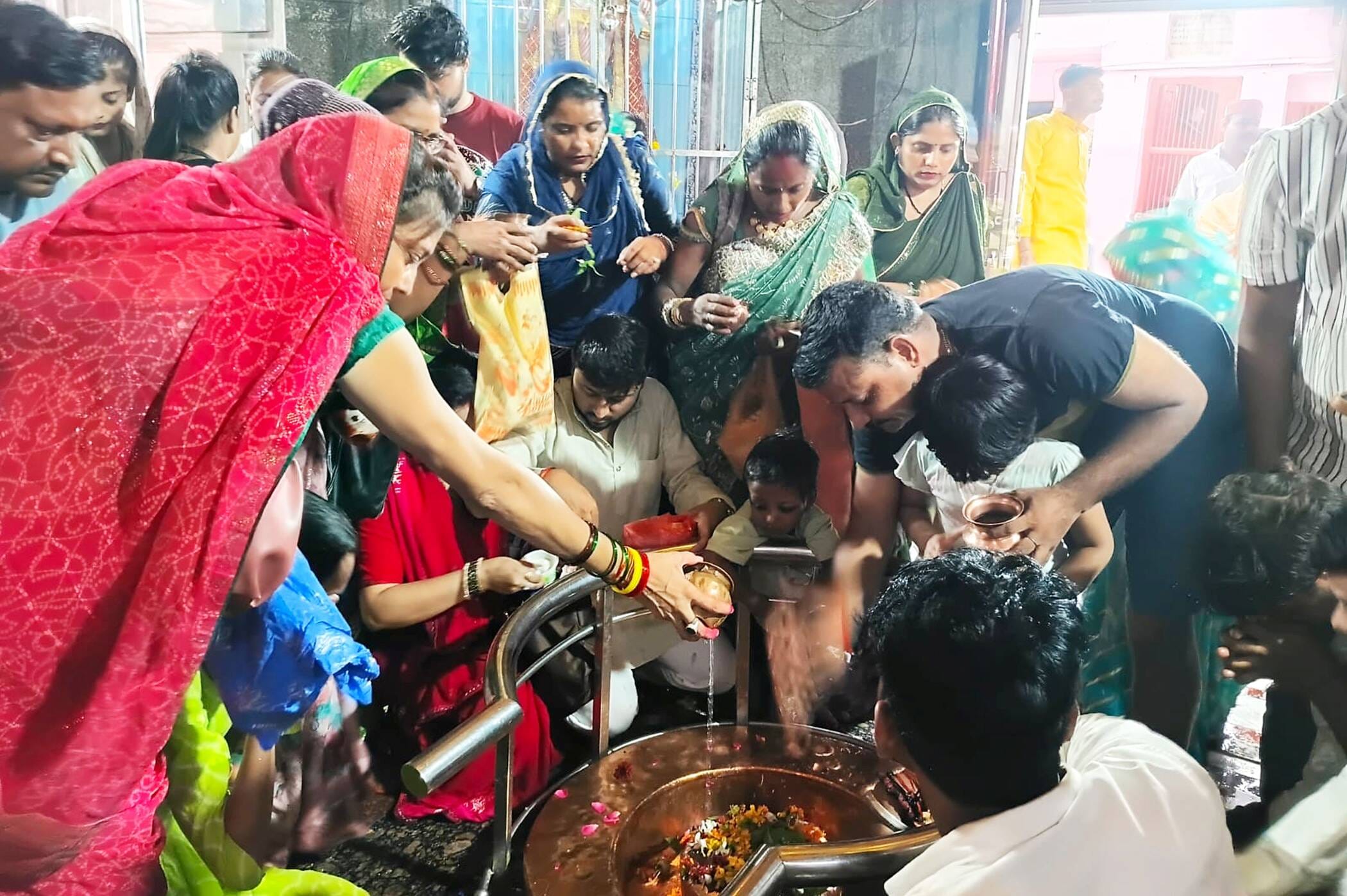 फोटो-22-तांबेश्वर मंदिर में जलाभिषेक करते भक्त। संवाद फोटो-22-तांबेश्वर मंदिर में जलाभिषेक करते भक्त। संवाद