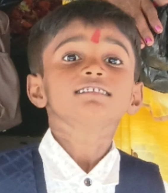 फोटो-33-बलरामपुर के चिल्हीकला भगवानपुर में घटना स्थल पर पड़ा बच्चे का बैग ।-स्रोत: ग्रामीण