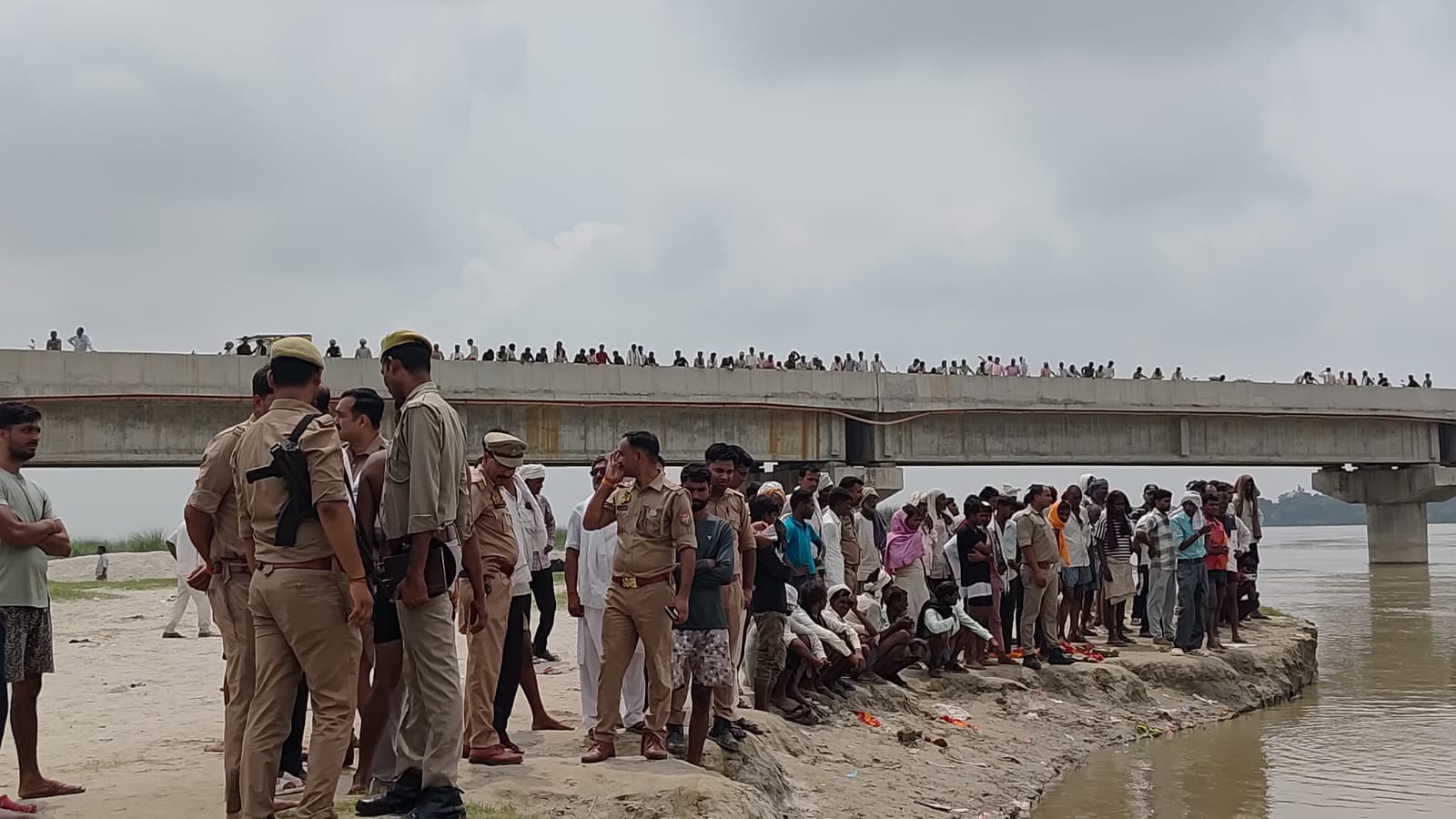 फोटो-41-घटना के बाद बिलखतीं गंगा में डूवे युवक और किशोर के परिवार की महिलाएं। संवाद