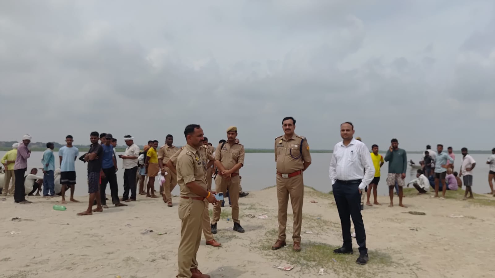 फोटो-41-घटना के बाद बिलखतीं गंगा में डूवे युवक और किशोर के परिवार की महिलाएं। संवाद