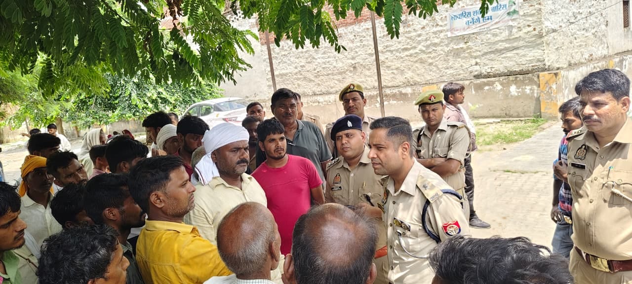 फोटो21 सतपाल की मौत के बाद रोती बिलखती परिवार की महिलाएंं। संवाद फोटो21 सतपाल की मौत के बाद रोती बिलखती परिवार की महिलाएंं। संवाद
