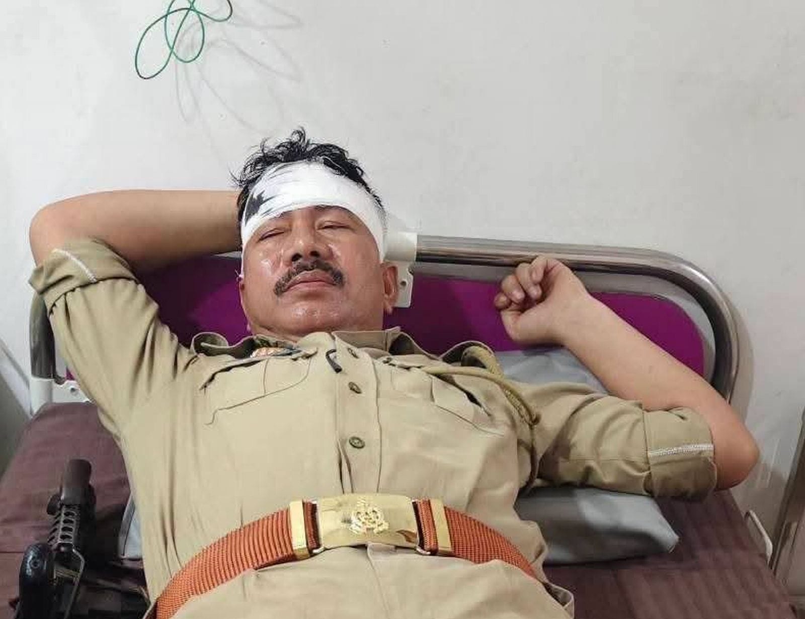 गंगा एक्सप्रेस-वे पर हादसे के बाद क्षतिग्रस्त बैंककर्मी की अर्टिगा कार। संवाद गंगा एक्सप्रेस-वे पर हादसे के बाद क्षतिग्रस्त बैंककर्मी की अर्टिगा कार। संवाद