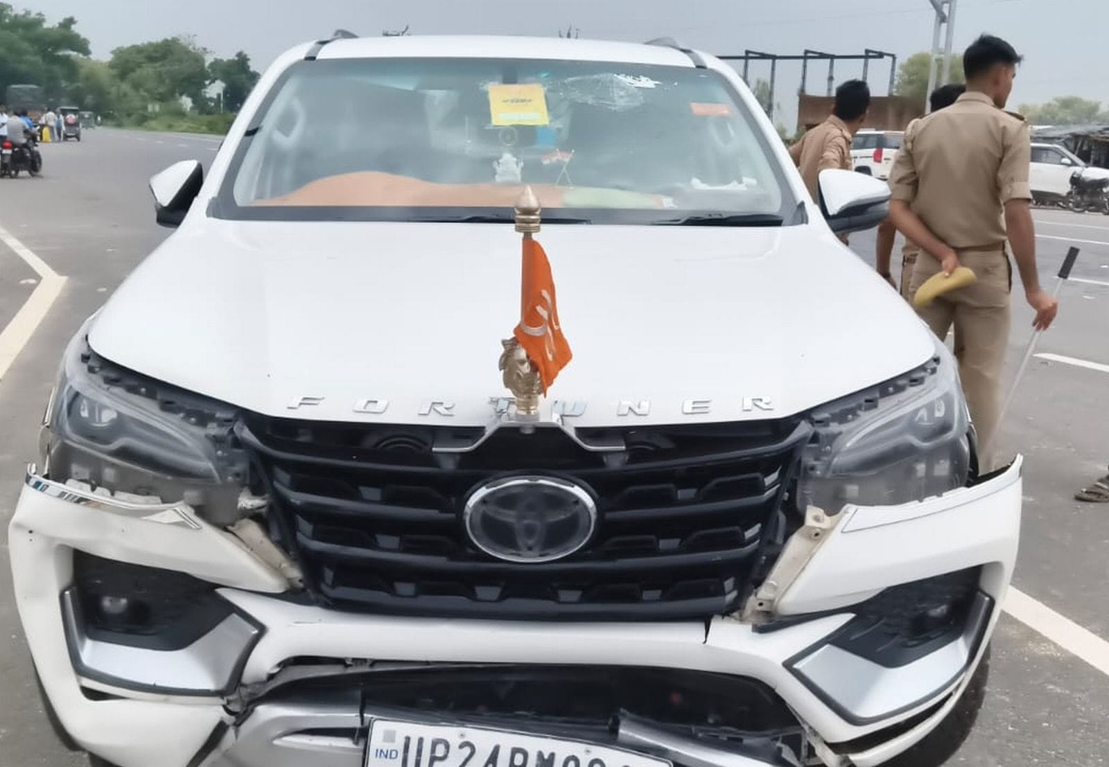 गंगा एक्सप्रेस-वे पर हादसे के बाद क्षतिग्रस्त बैंककर्मी की अर्टिगा कार। संवाद गंगा एक्सप्रेस-वे पर हादसे के बाद क्षतिग्रस्त बैंककर्मी की अर्टिगा कार। संवाद