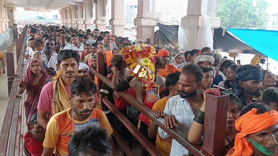 गोला में सावन के पहले सोमवार पर शिव मंदिर में जलाभिषेक करते श्रद्धालु। संवाद गोला में सावन के पहले सोमवार पर शिव मंदिर में जलाभिषेक करते श्रद्धालु। संवाद
