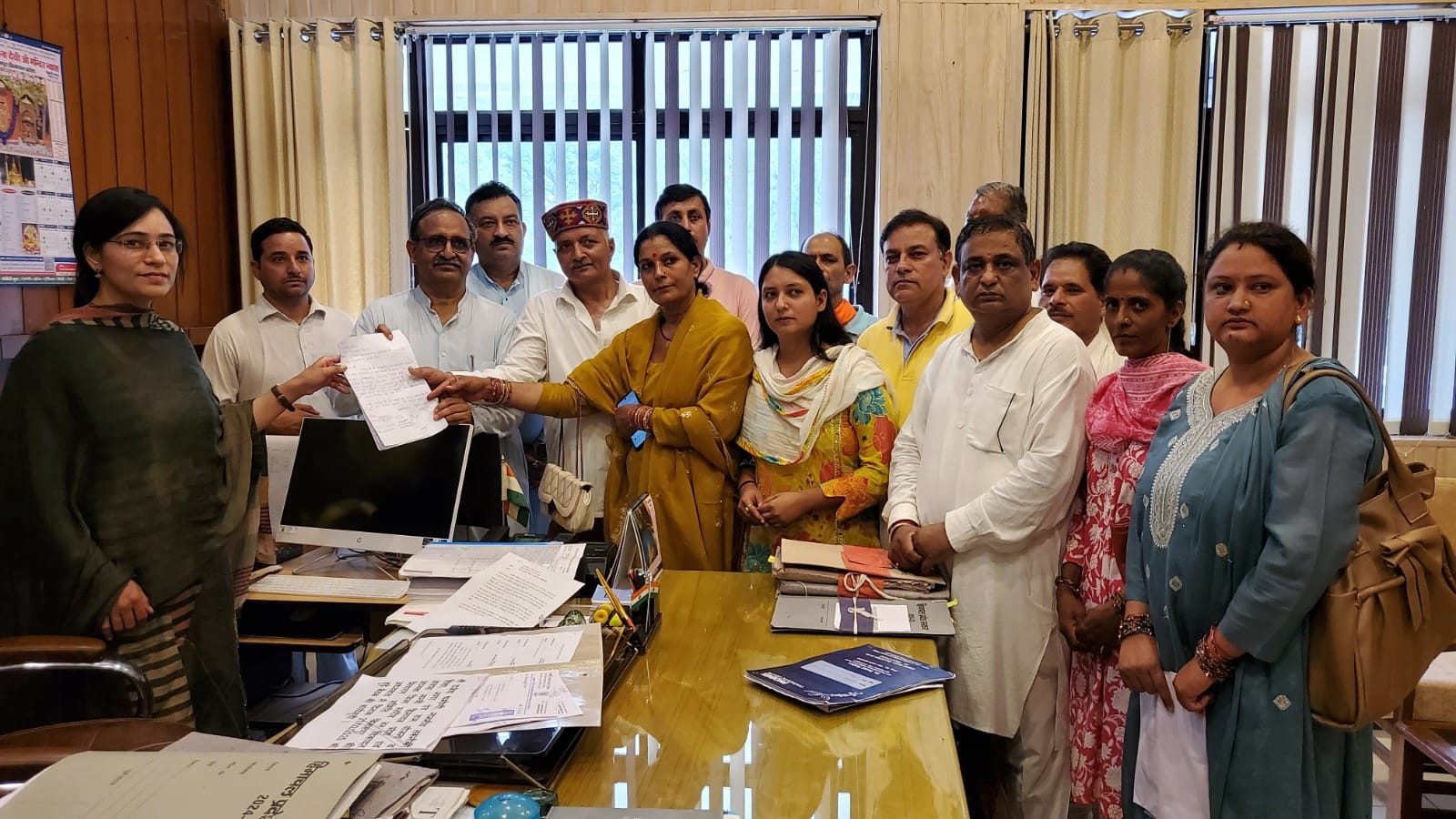 गसौड़ से भोली सड़क के निर्माण की मांग को लेकर उपायुक्त कार्यालय के बाहर प्रदर्शन करते दांवी घाट