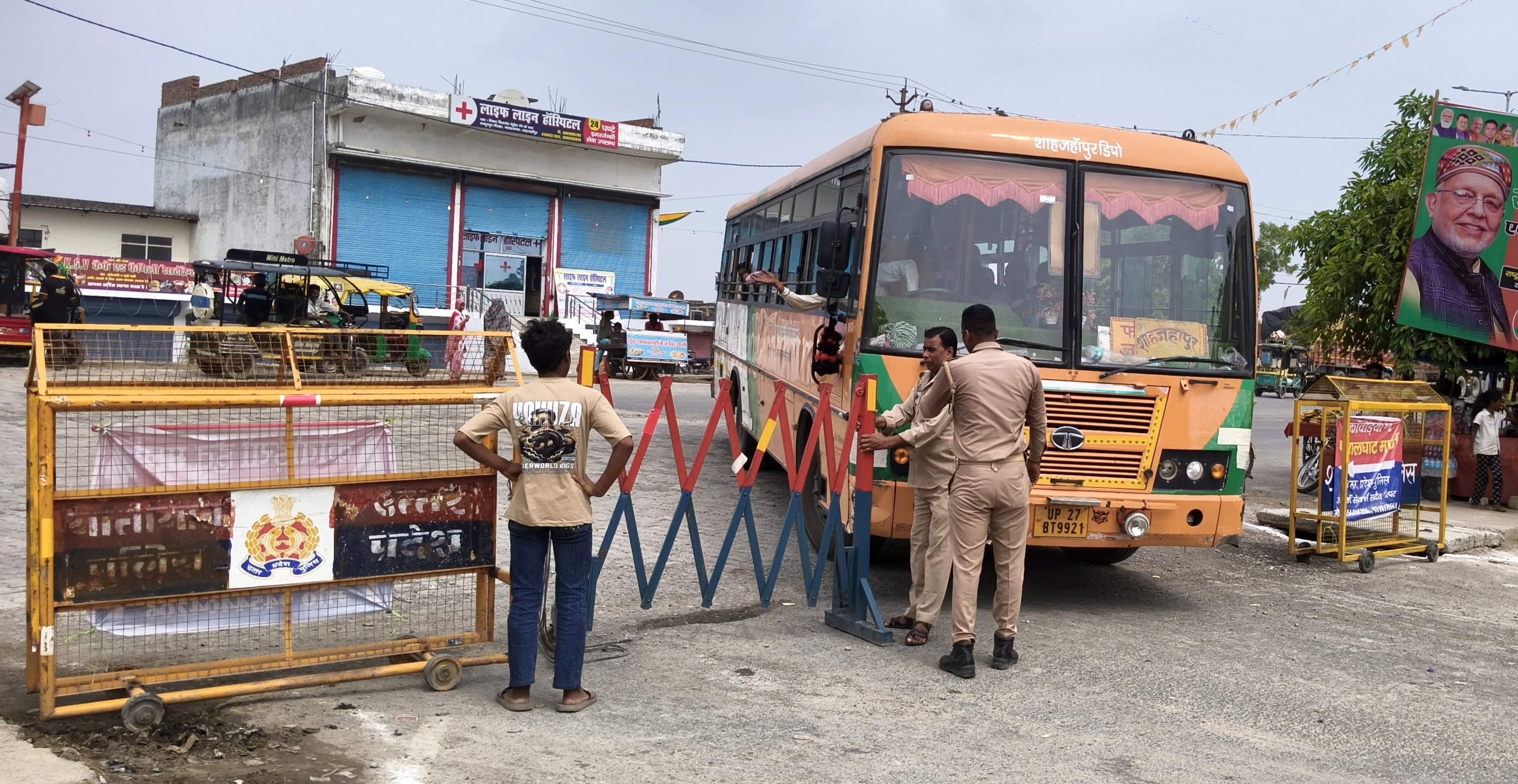 जलालाबाद-फर्रुखाबाद हाइवे से निकलते कांवड़िये। संवाद
