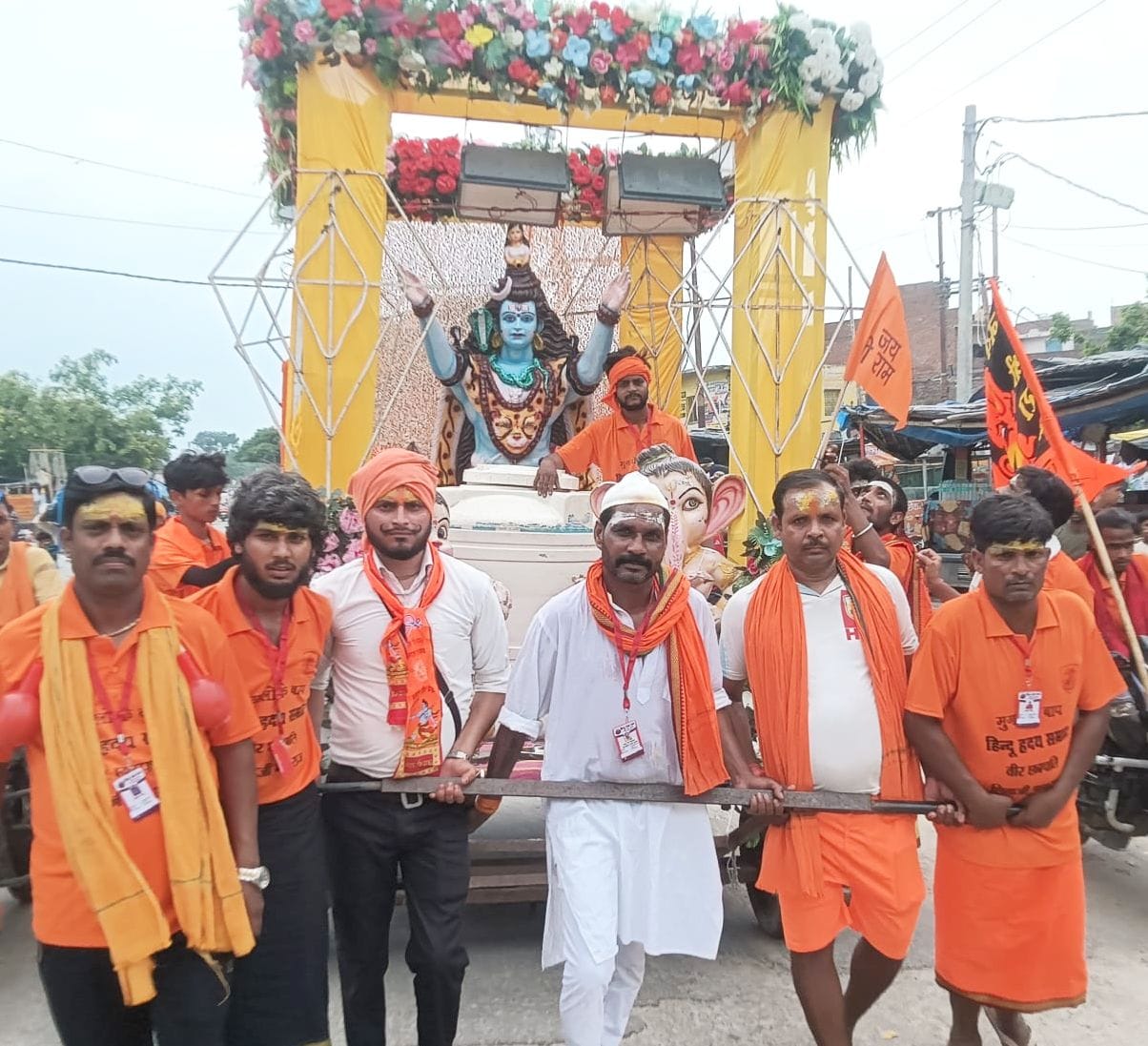 कछला से पीलीभीत को कांवड़ ले जाते श्रद्धालु। संवाद कछला से पीलीभीत को कांवड़ ले जाते श्रद्धालु। संवाद