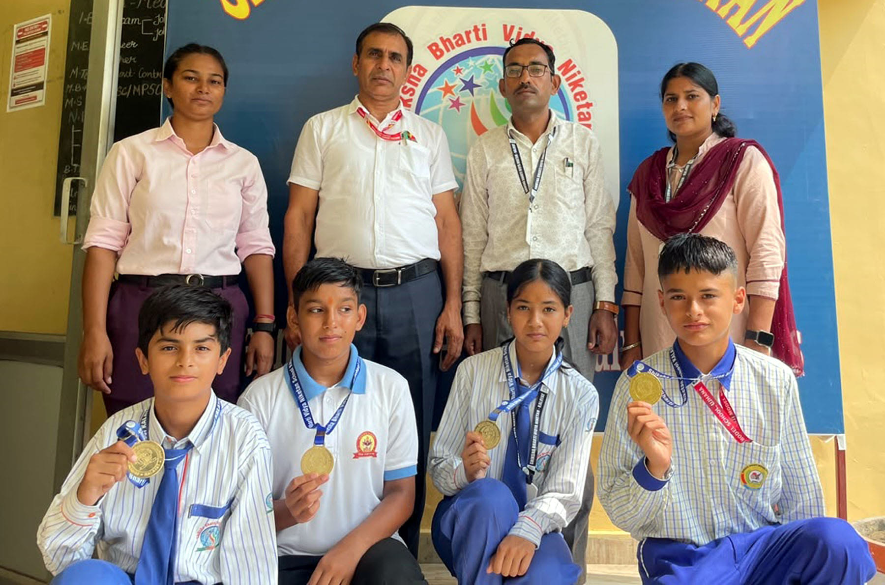 कलायत के शिक्षा भारती स्कूल में शिक्षकों के साथ होनहार खिलाड़ी(विज्ञप्ति) कलायत के शिक्षा भारती स्कूल में शिक्षकों के साथ होनहार खिलाड़ी(विज्ञप्ति)