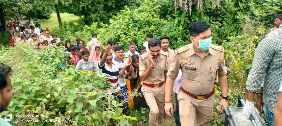 किन्नर पट्टी के पास बागीचे में लापता किशोरी की शव मिलने के सुचना पर जुटी भीड़।स्रोत-सोशल मीडिया