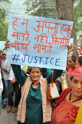 क्षेत्रीय अस्पताल कुल्लू में प्रसव के बाद महिला की मौत के मामले को लेकर हाथो में पट्टिका लेकर स क्षेत्रीय अस्पताल कुल्लू में प्रसव के बाद महिला की मौत के मामले को लेकर हाथो में पट्टिका लेकर स