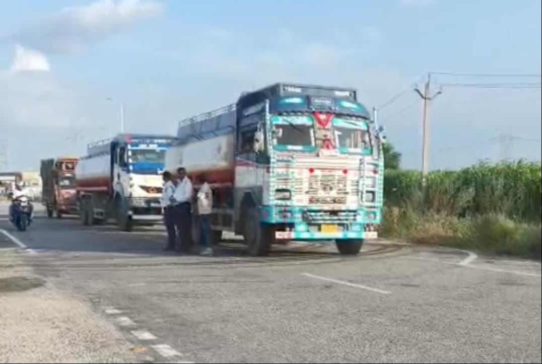 मेरठ करनाल हाइवे पर कांवड़ यात्रा के दौरान रोके गए मॉल वाहन। संवाद मेरठ करनाल हाइवे पर कांवड़ यात्रा के दौरान रोके गए मॉल वाहन। संवाद