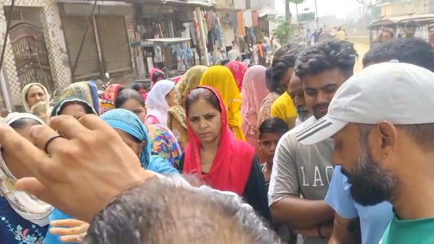 मंदिर बनाने की मांग करते हुए कॉलोनी वासी। क्षेत्रवासी मंदिर बनाने की मांग करते हुए कॉलोनी वासी। क्षेत्रवासी