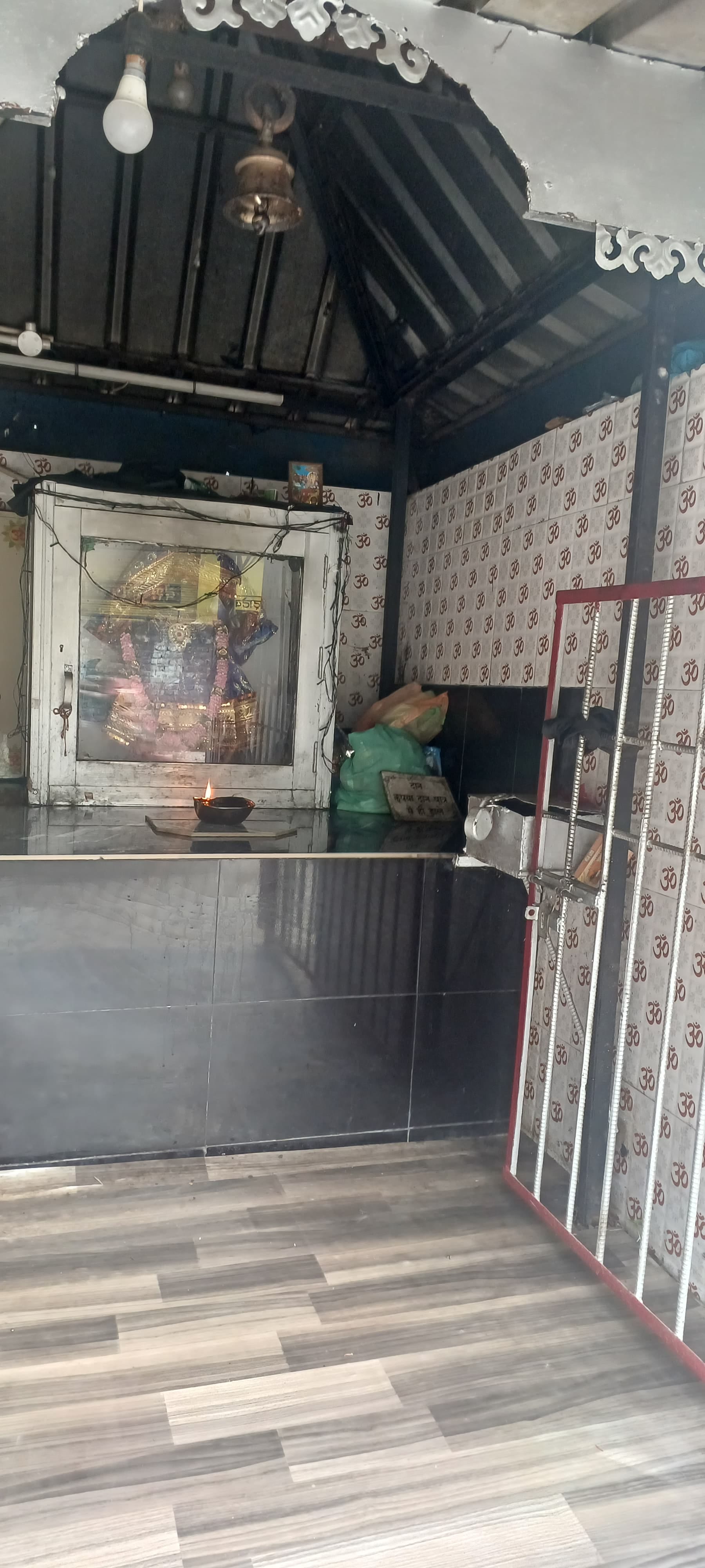 पल्ली शिव मंदिर में अज्ञात चोरों ने तोड़े दानपात्र। स्रोत : जागरूक पाठक पल्ली शिव मंदिर में अज्ञात चोरों ने तोड़े दानपात्र। स्रोत : जागरूक पाठक