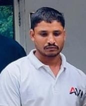 पुलिस की गिरफ्त में आरोपी और बरामद कार।