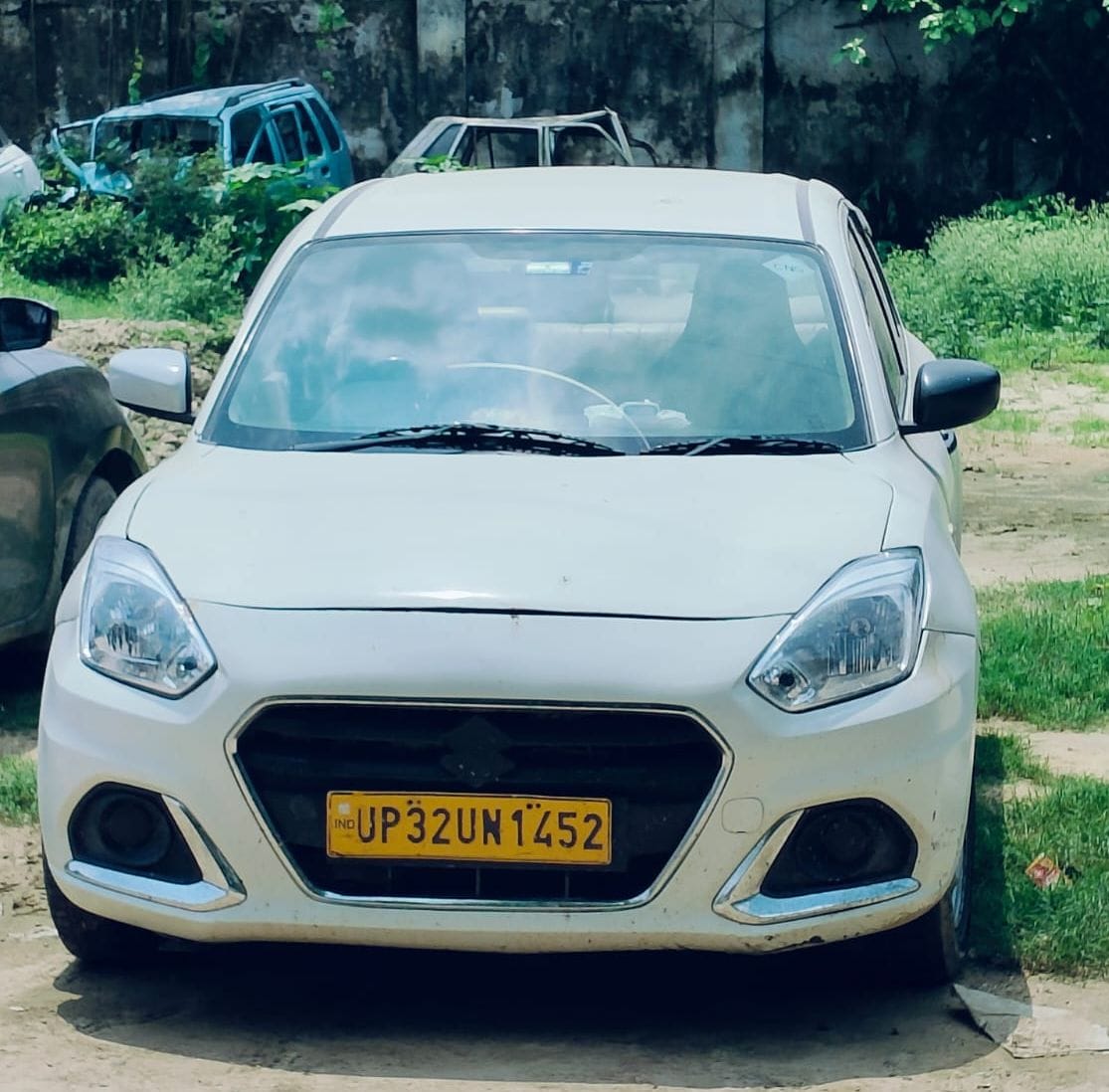 पुलिस की गिरफ्त में आरोपी और बरामद कार।