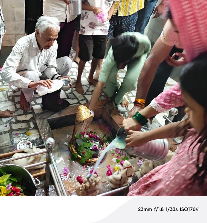 प्राचीन पांडेश्वर महादेव मंदिर में परिजनों के साथ जलाभिषेक करते बच्चे स्रोत संवाद प्राचीन पांडेश्वर महादेव मंदिर में परिजनों के साथ जलाभिषेक करते बच्चे स्रोत संवाद