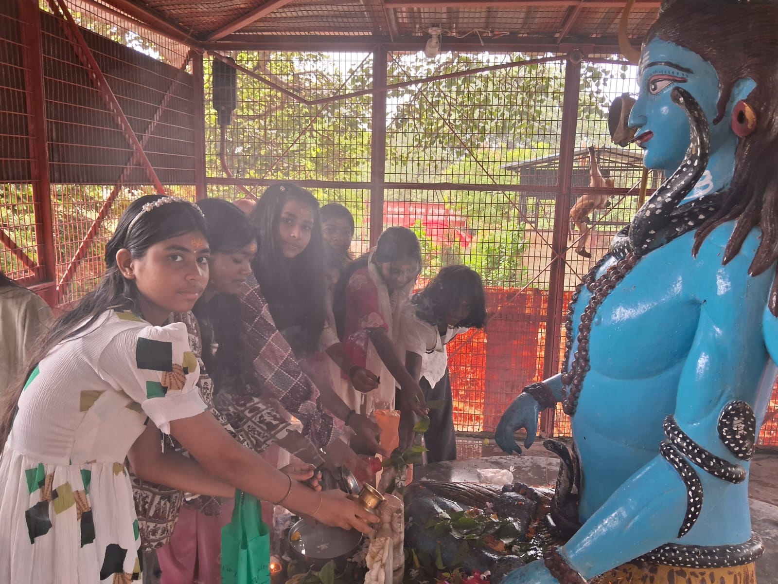 प्राचीन पांडेश्वर महादेव मंदिर में परिजनों के साथ जलाभिषेक करते बच्चे स्रोत संवाद प्राचीन पांडेश्वर महादेव मंदिर में परिजनों के साथ जलाभिषेक करते बच्चे स्रोत संवाद