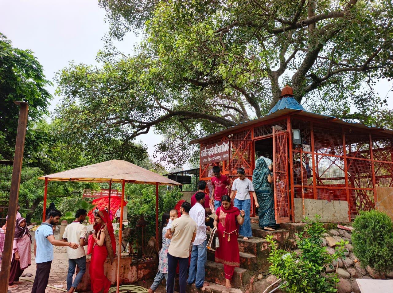 प्राचीन पांडेश्वर महादेव मंदिर में परिजनों के साथ जलाभिषेक करते बच्चे स्रोत संवाद प्राचीन पांडेश्वर महादेव मंदिर में परिजनों के साथ जलाभिषेक करते बच्चे स्रोत संवाद