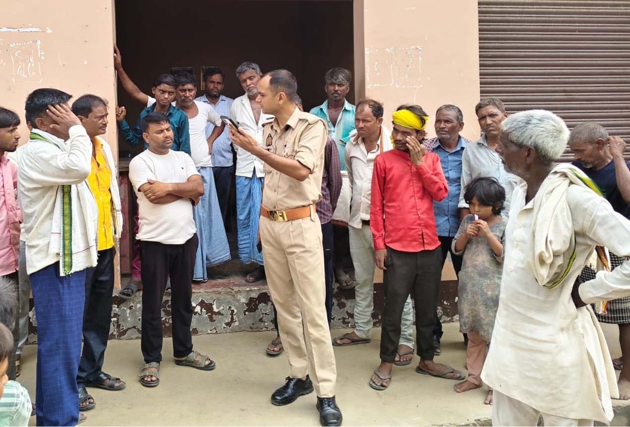 पेयजल आपूर्ति की समस्या को लेकर प्रदर्शन करते ग्रामीण। संवाद