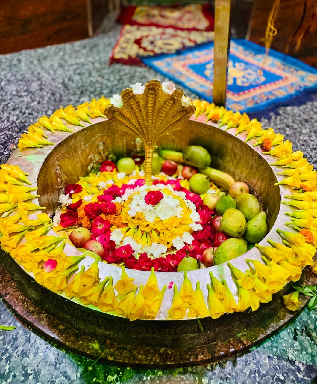रंग बिरंगी चुन्नियों से सजाया गया भाटली का प्राचीन स्वयंभू शिव मंदिर। संवाद रंग बिरंगी चुन्नियों से सजाया गया भाटली का प्राचीन स्वयंभू शिव मंदिर। संवाद
