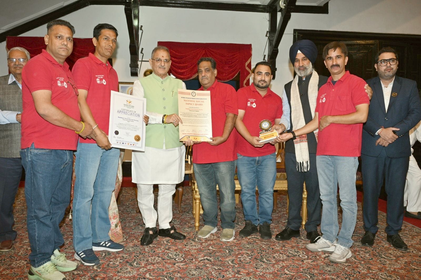 रक्तदान सेवा परिवार सोसायटी को शिमला में मिला सम्मान। स्रोत : सोसायटी रक्तदान सेवा परिवार सोसायटी को शिमला में मिला सम्मान। स्रोत : सोसायटी