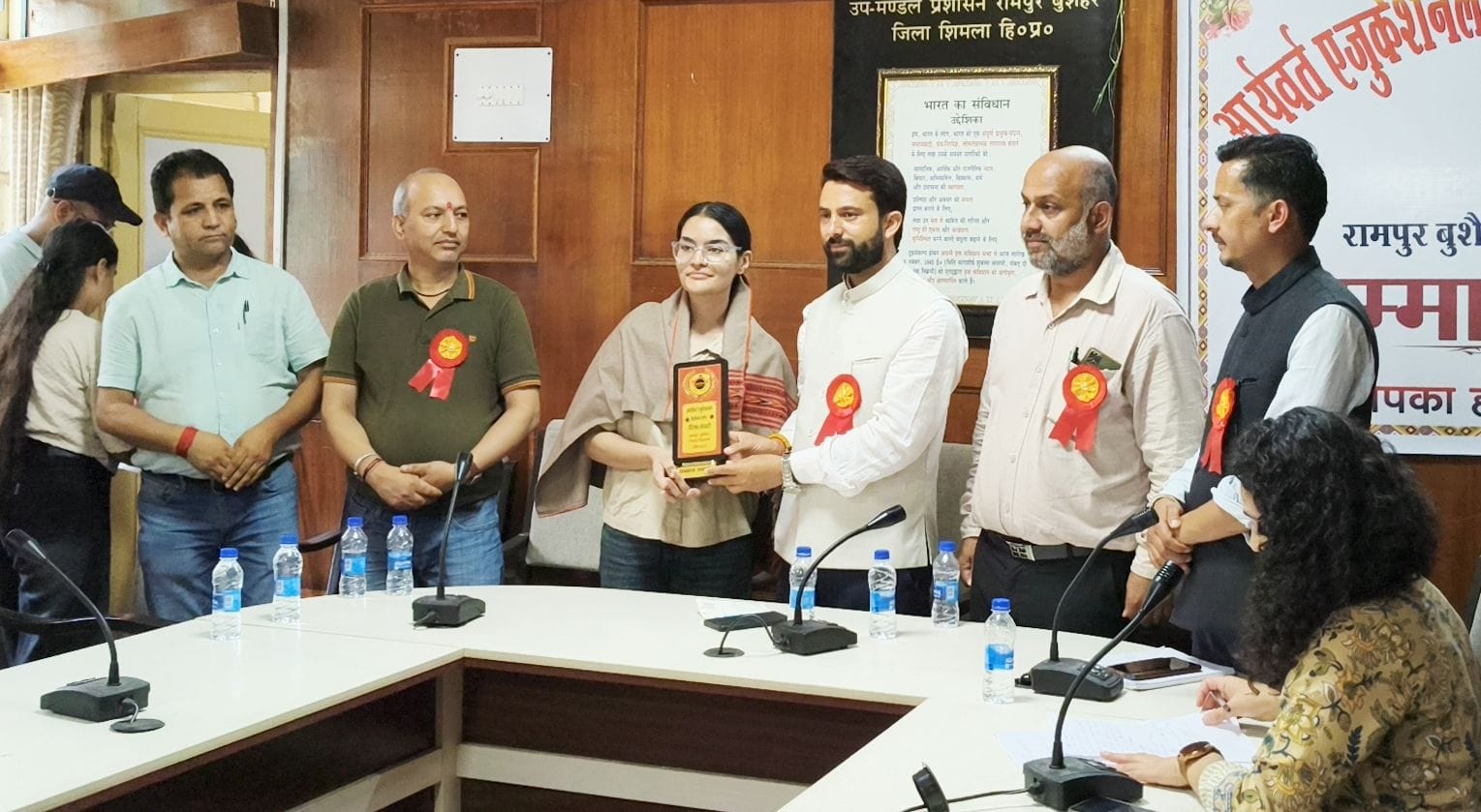रामपुर में आर्यावर्त सोसायटी ने नीट परीक्षा के मेधावियों को कौल सिंह नेगी किया सम्मानित। संवाद