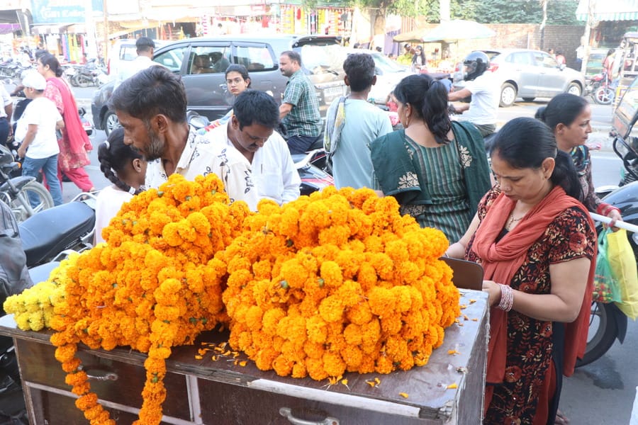 रात के समय रेलवे रोड पर लगी खरीदारों की भीड़। संवाद रात के समय रेलवे रोड पर लगी खरीदारों की भीड़। संवाद