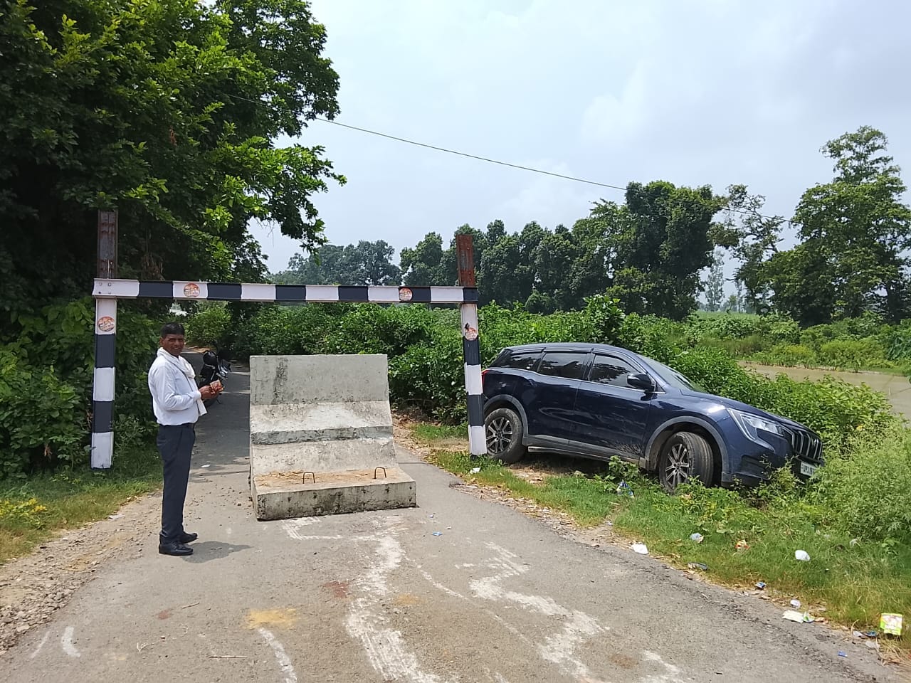 सिकंदराबाद में रोडवेज बस को रोकत हुए पुलिस। संवाद