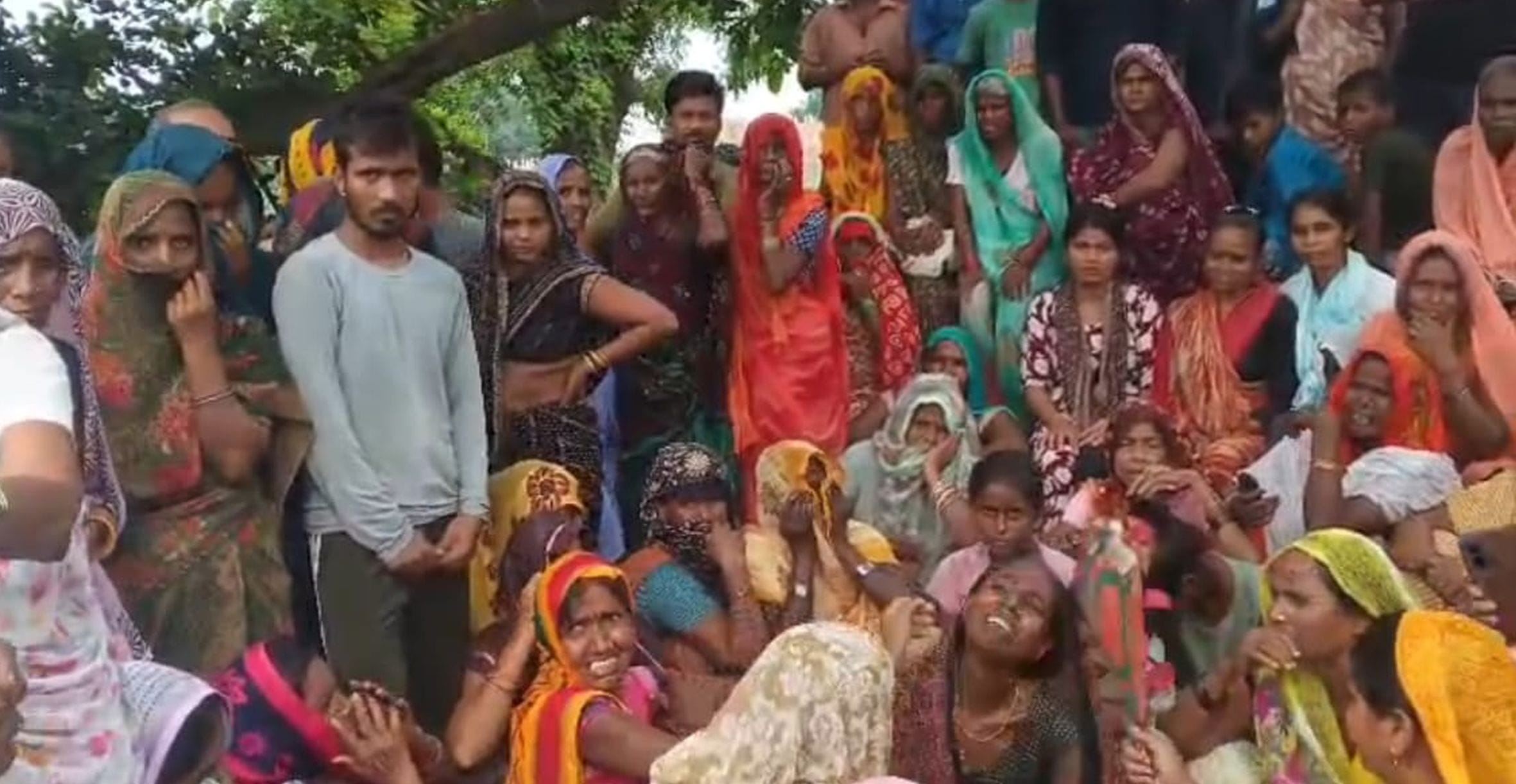 सलोन कोतवाली क्षेत्र के गणेश गंज बाजार के पास झाड़ियों में लाश मिलने के बाद जांच करती फॉरेंसिक 