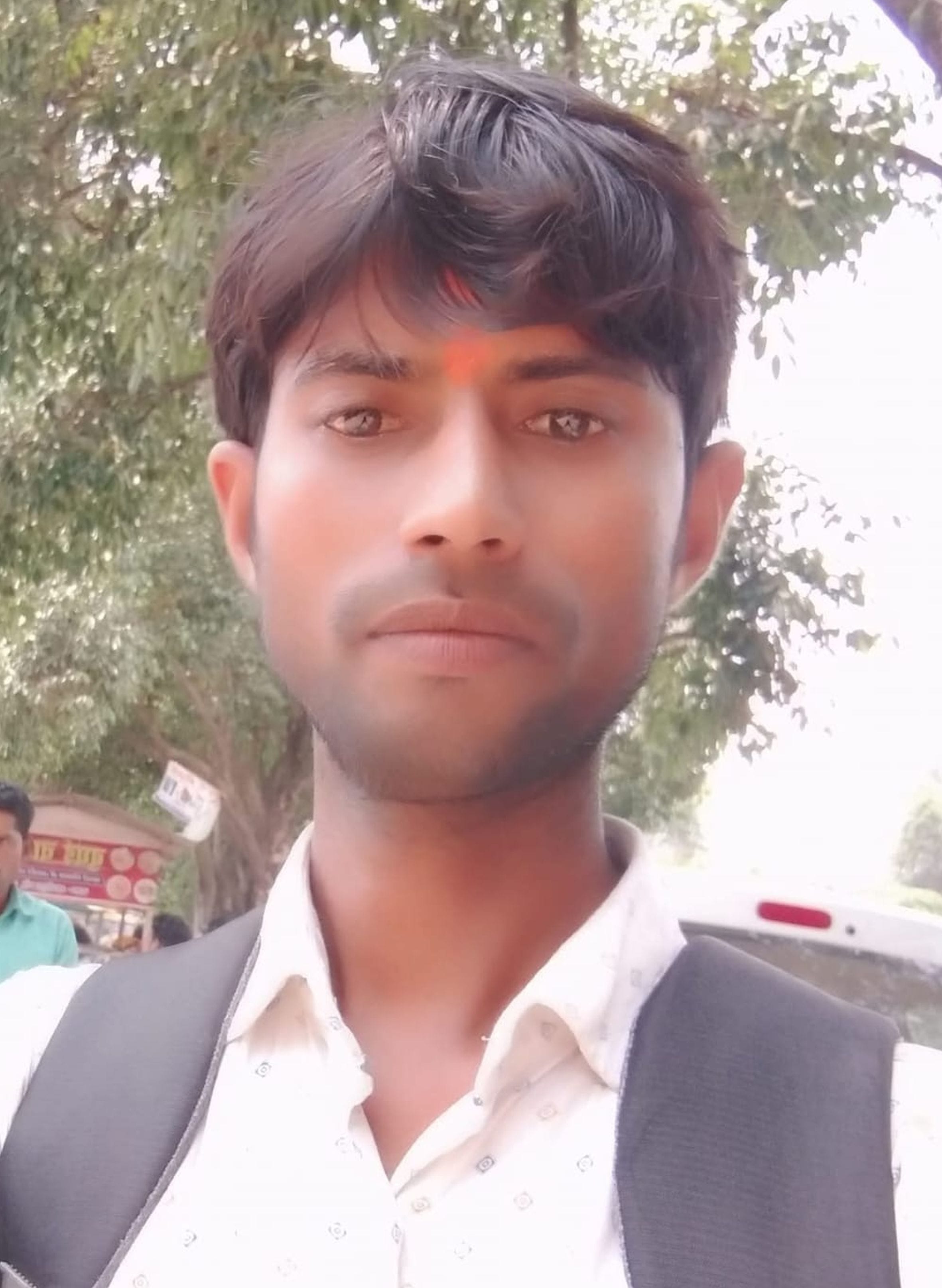 सलोन कोतवाली क्षेत्र के गणेश गंज बाजार के पास झाड़ियों में लाश मिलने के बाद जांच करती फॉरेंसिक 