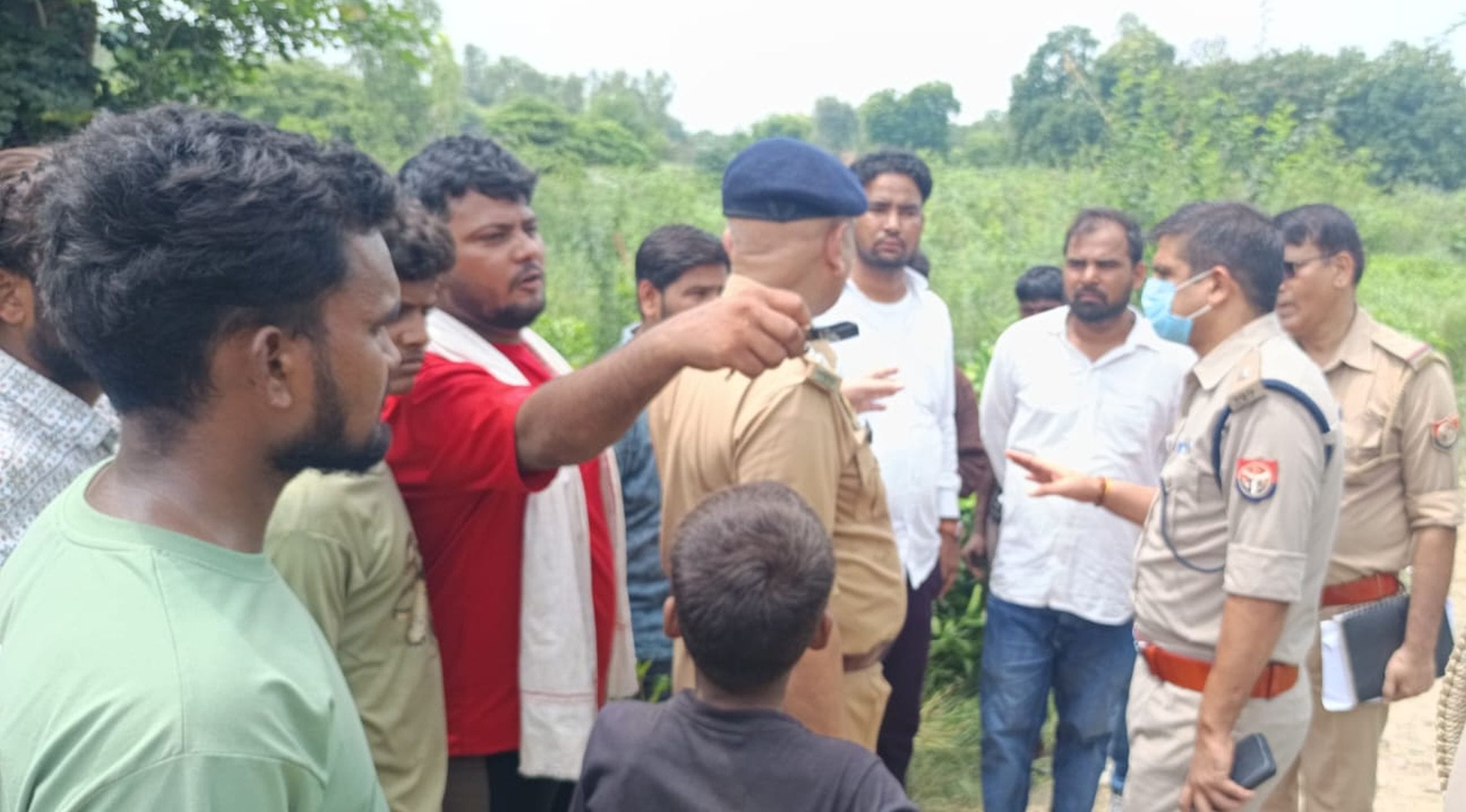 सलोन कोतवाली क्षेत्र के गणेश गंज बाजार के पास झाड़ियों में लाश मिलने के बाद जांच करती फॉरेंसिक 