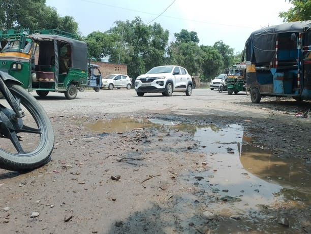 सनौली रोड पर जमा दूषित पानी। संवाद सनौली रोड पर जमा दूषित पानी। संवाद