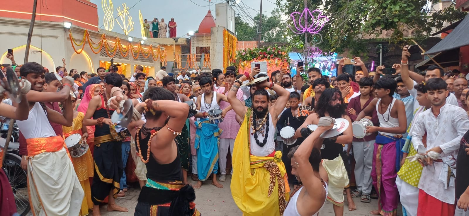 सोरोंजी में निकलती सोमेश्वर महादेव की पालकी। संवाद
