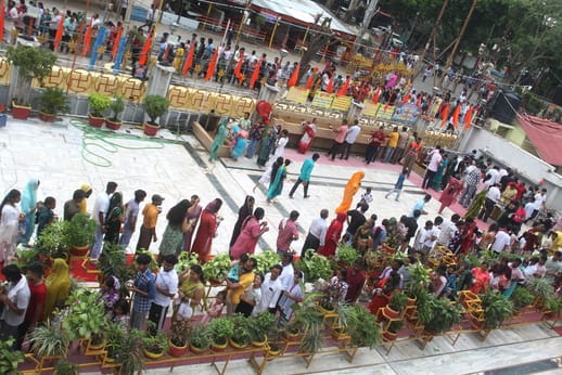 सावन के पहले सोमवार को बाबा औघड़नाथ मंदिर में जलाभिषेक करते श्रद्धालु। संवाद