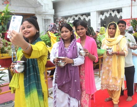 सावन के पहले सोमवार को बाबा औघड़नाथ मंदिर में जलाभिषेक करते श्रद्धालु। संवाद