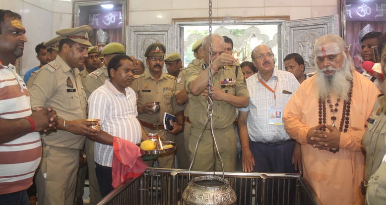 सावन के पहले सोमवार को बाबा औघड़नाथ मंदिर में जलाभिषेक करते श्रद्धालु। संवाद