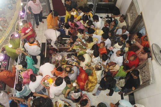सावन के पहले सोमवार को बाबा औघड़नाथ मंदिर में जलाभिषेक करते श्रद्धालु। संवाद