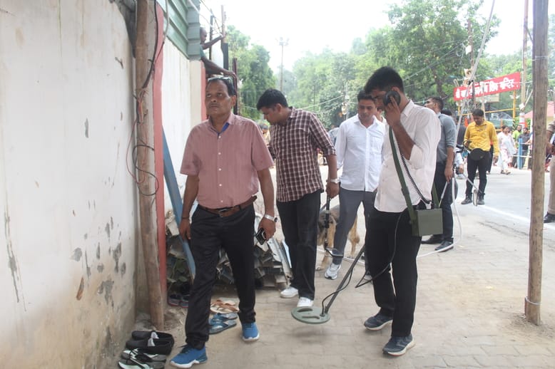सावन के पहले सोमवार को बाबा औघड़नाथ मंदिर में जलाभिषेक करते श्रद्धालु। संवाद