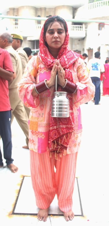 सावन के पहले सोमवार को बाबा औघड़नाथ मंदिर में जलाभिषेक करते श्रद्धालु। संवाद