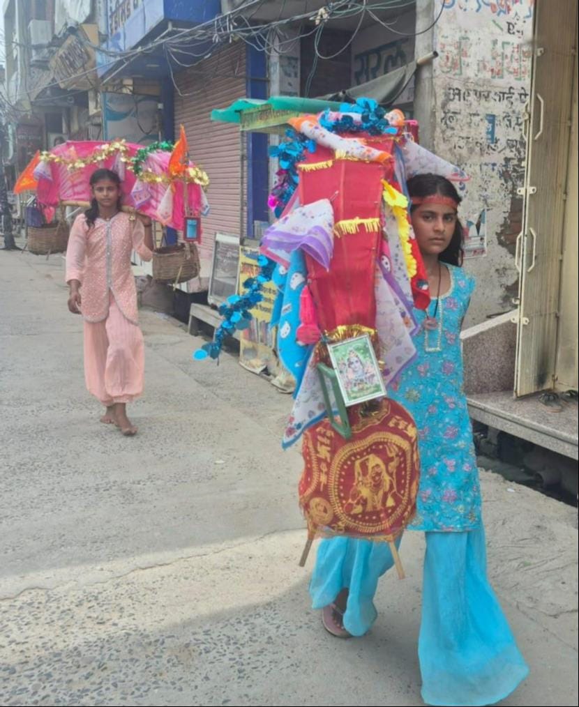 सावन के पहले सोमवार को कैलाश मंदिर पर जलाभिषेक करते भक्त। संवाद सावन के पहले सोमवार को कैलाश मंदिर पर जलाभिषेक करते भक्त। संवाद