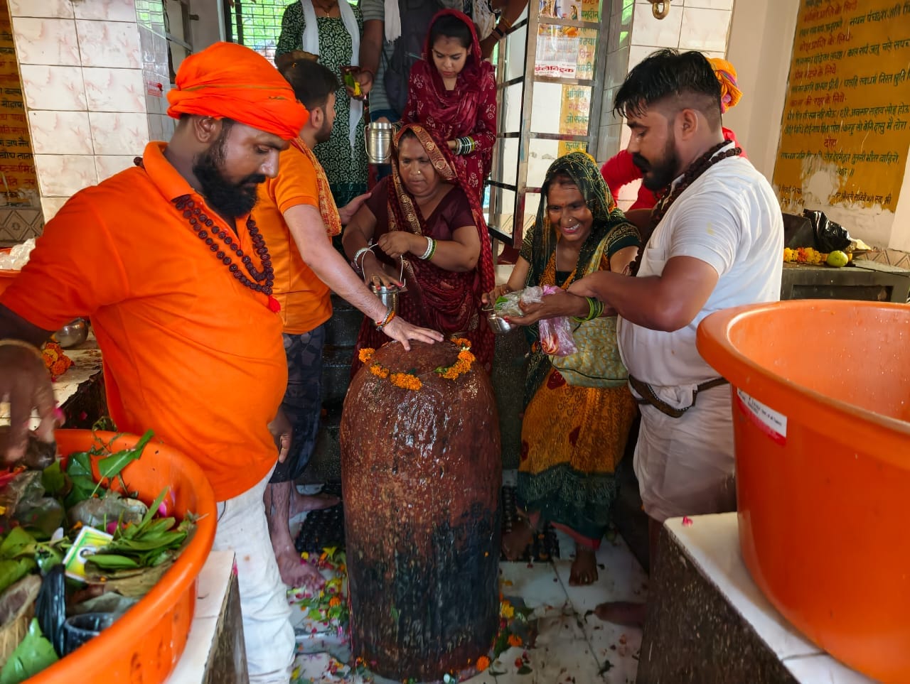 सावन के पहले सोमवार को कैलाश मंदिर पर जलाभिषेक करते भक्त। संवाद सावन के पहले सोमवार को कैलाश मंदिर पर जलाभिषेक करते भक्त। संवाद