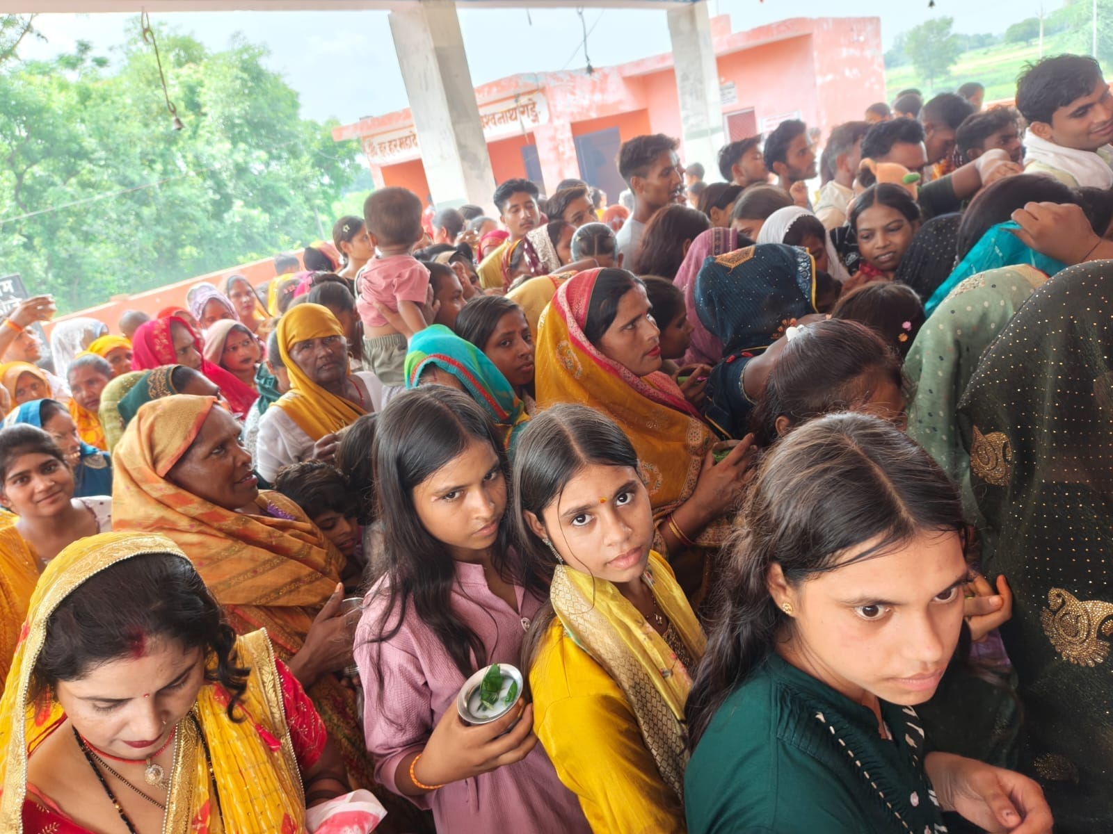 सावन के पहले सोमवार को कैलाश मंदिर पर जलाभिषेक करते भक्त। संवाद सावन के पहले सोमवार को कैलाश मंदिर पर जलाभिषेक करते भक्त। संवाद