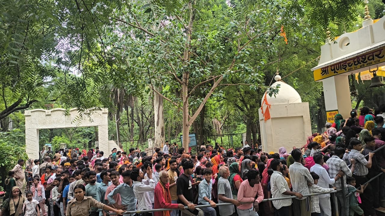 सावन के पहले सोमवार को कैलाश मंदिर पर जलाभिषेक करते भक्त। संवाद सावन के पहले सोमवार को कैलाश मंदिर पर जलाभिषेक करते भक्त। संवाद