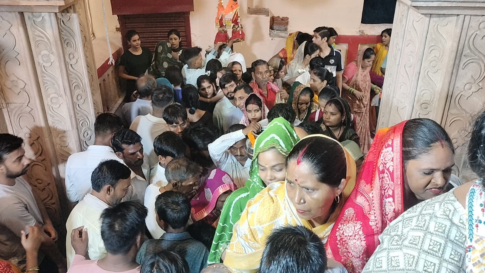 सावन के पहले सोमवार को कैलाश मंदिर पर जलाभिषेक करते भक्त। संवाद सावन के पहले सोमवार को कैलाश मंदिर पर जलाभिषेक करते भक्त। संवाद