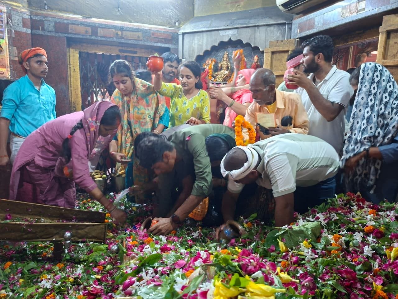 सावन के पहले सोमवार को शिव मंदिरों में उमड़े श्रद्धालु व नागेश्वर महादेव मंदिर में भांग से किय