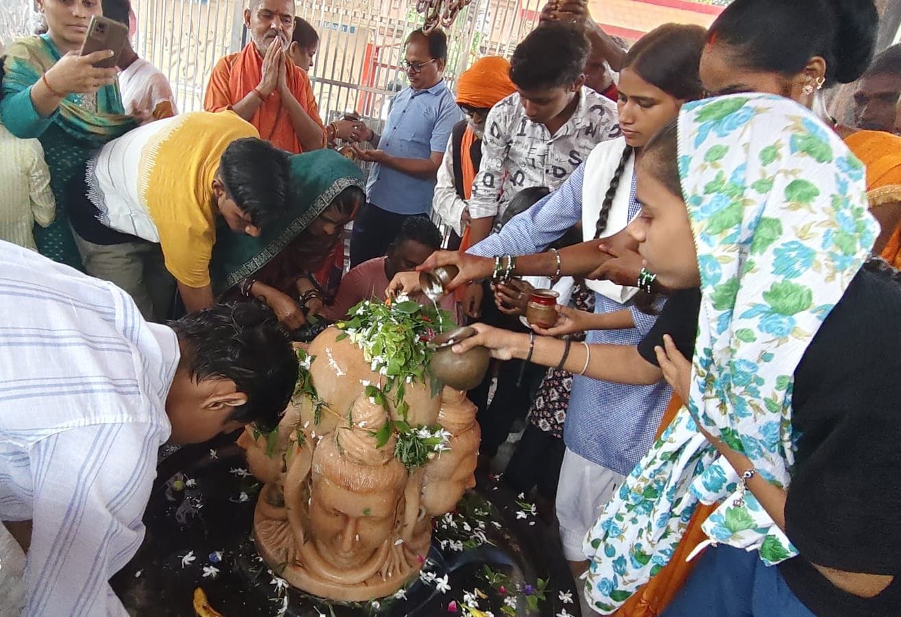 सावन के पहले सोमवार को शिव मंदिरों में उमड़े श्रद्धालु व नागेश्वर महादेव मंदिर में भांग से किय